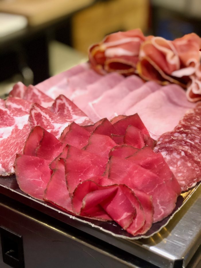 Charcuterie d'accompagnement ･ Raclette ou Tomme blanche ou Mont d'or ･ Nbre pers.
