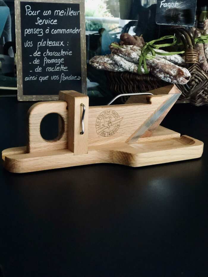Guillotine à Saucisson  ･ Les Pousse-Midi  ･  Pièce